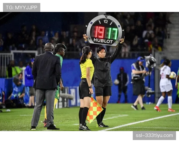 足球规则中合法冲撞的判罚标准与裁判判定逻辑解析